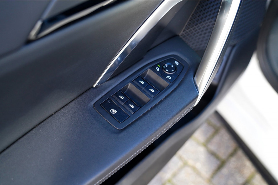 BMW X1 SDrive18i | Massage | Trekhaak | 360 camera | Harman/Kardon | Panorama | HuD | Stoelverwarming | Adaptieve Cruise Control