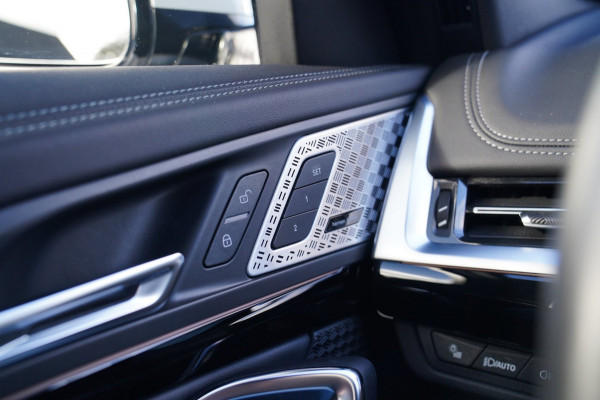 BMW X1 SDrive18i | Massage | Trekhaak | 360 camera | Harman/Kardon | Panorama | HuD | Stoelverwarming | Adaptieve Cruise Control