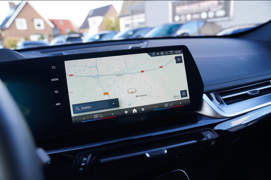 BMW X1 SDrive18i | Massage | Trekhaak | 360 camera | Harman/Kardon | Panorama | HuD | Stoelverwarming | Adaptieve Cruise Control