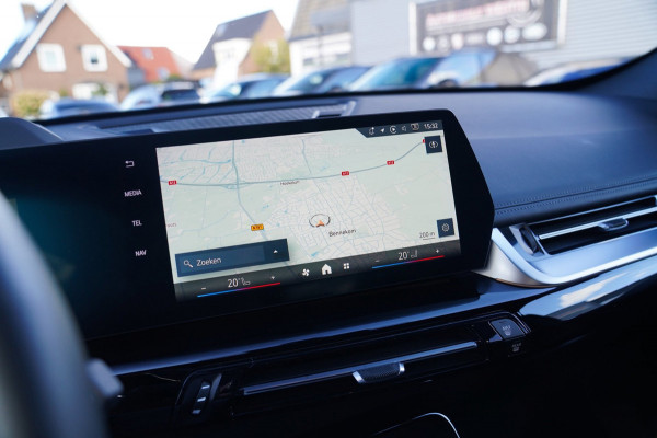 BMW X1 SDrive18i | Massage | Trekhaak | 360 camera | Harman/Kardon | Panorama | HuD | Stoelverwarming | Adaptieve Cruise Control