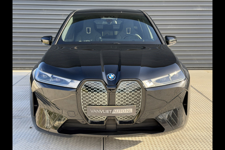 BMW iX xDrive40 Executive 77 kWh | SoH 100% | Sport Pakket | 360 Camera | Head-Up | Memory Stoelen