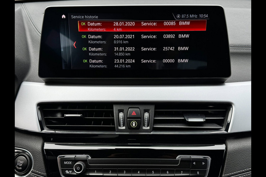 BMW X2 SDrive18i | Trekhaak | Camera | LED | Groot scherm | Navi | Stoelverwarming | Bluetooth