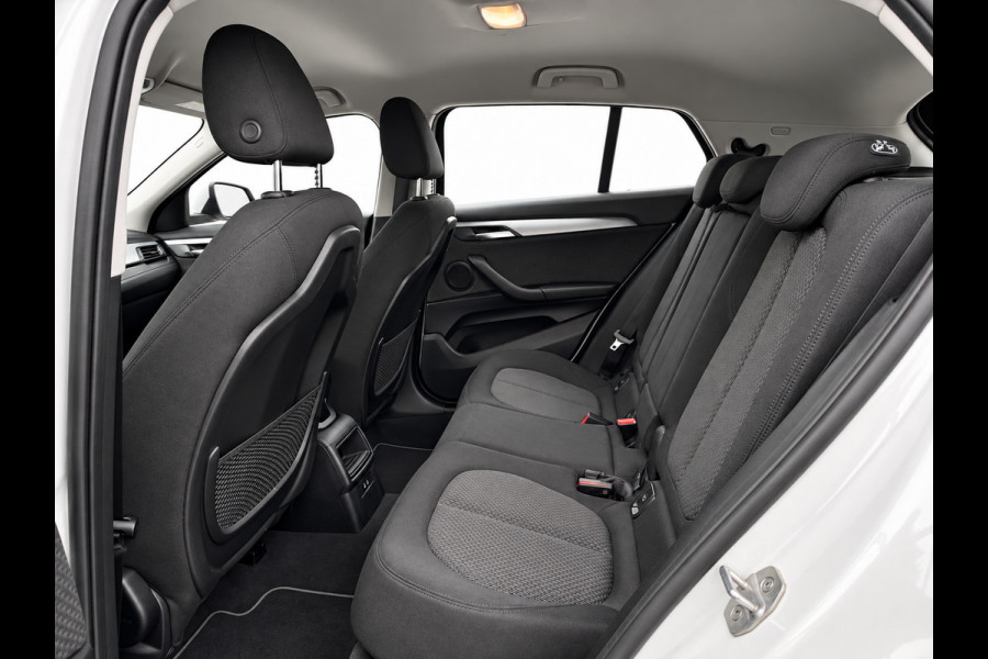 BMW X2 SDrive18i | Trekhaak | Camera | LED | Groot scherm | Navi | Stoelverwarming | Bluetooth