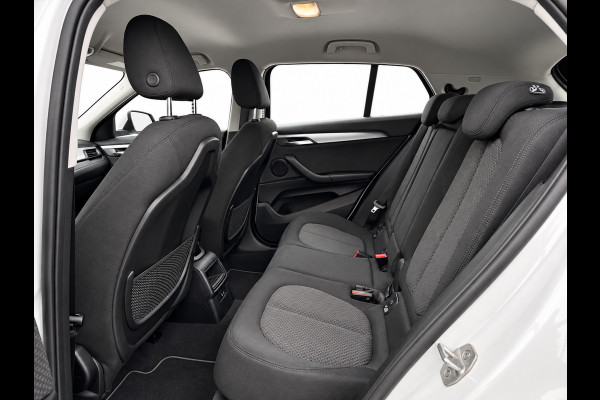 BMW X2 SDrive18i | Trekhaak | Camera | LED | Groot scherm | Navi | Stoelverwarming | Bluetooth
