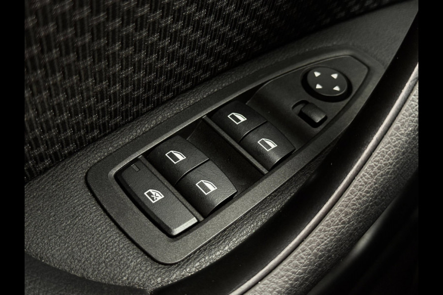 BMW X2 SDrive18i | Trekhaak | Camera | LED | Groot scherm | Navi | Stoelverwarming | Bluetooth