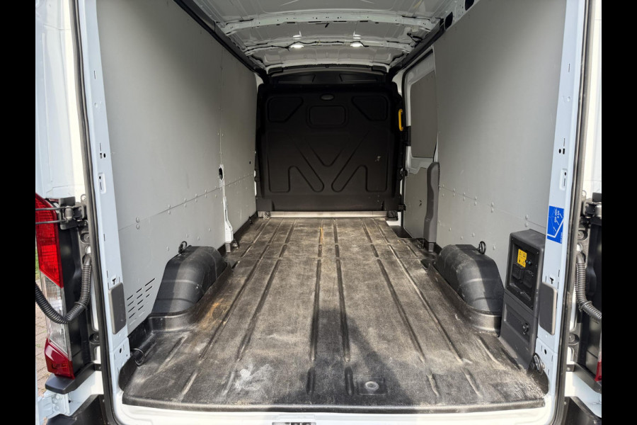 Ford E-Transit 350 L3H2 Trend 68 kWh | 162| 184pk Ford DEMO in Heerenveen |Laadruimte beschermingspakket | Safety Comfort Pack 1 | Trekhaakvoorbereiding | Acceleratie controle | Centrale dubbele vergrendeling | Keyless Entry en Start | Reservewiel | All Weather tires | Navigation Pack | 100 km/h begrenzer | Pro Power Onboard | LED laadruimteverlichting | Vehicle Integration System