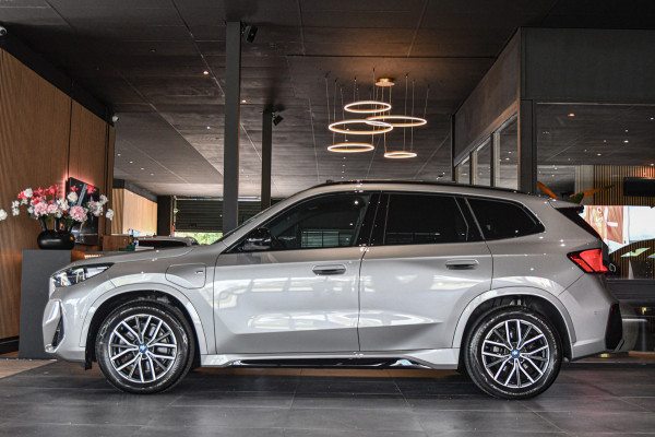 BMW X1 XDrive30e M Sport, Panorama, H.Kardon, Memory, 360, HUD, Ambiente, Trekhaak, Carplay!