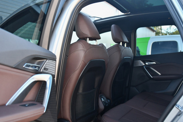 BMW X1 XDrive30e M Sport, Panorama, H.Kardon, Memory, 360, HUD, Ambiente, Trekhaak, Carplay!