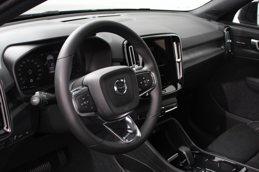 Volvo XC40 1.5 T5 Plug-in hybrid Ultimate Dark Electrisch Glazen Panorama dak Navigatie Dab Led Adaptive Cruise Control Camera Parkeer sensoren