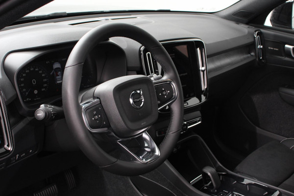 Volvo XC40 1.5 T5 Plug-in hybrid Ultimate Dark Electrisch Glazen Panorama dak Navigatie Dab Led Adaptive Cruise Control Camera Parkeer sensoren