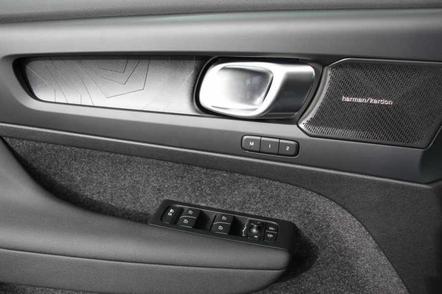 Volvo XC40 1.5 T5 Plug-in hybrid Ultimate Dark Electrisch Glazen Panorama dak Navigatie Dab Led Adaptive Cruise Control Camera Parkeer sensoren