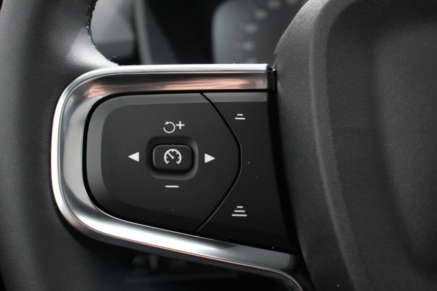 Volvo XC40 1.5 T5 Plug-in hybrid Ultimate Dark Electrisch Glazen Panorama dak Navigatie Dab Led Adaptive Cruise Control Camera Parkeer sensoren