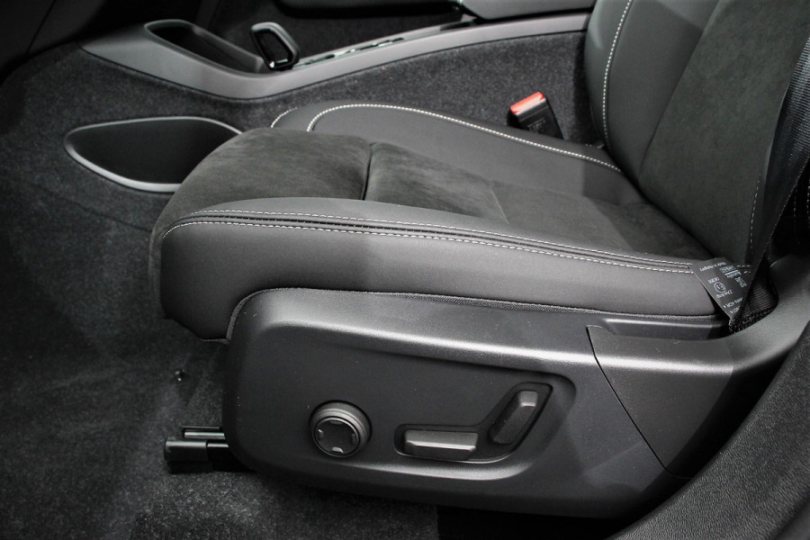 Volvo XC40 1.5 T5 Plug-in hybrid Ultimate Dark Electrisch Glazen Panorama dak Navigatie Dab Led Adaptive Cruise Control Camera Parkeer sensoren