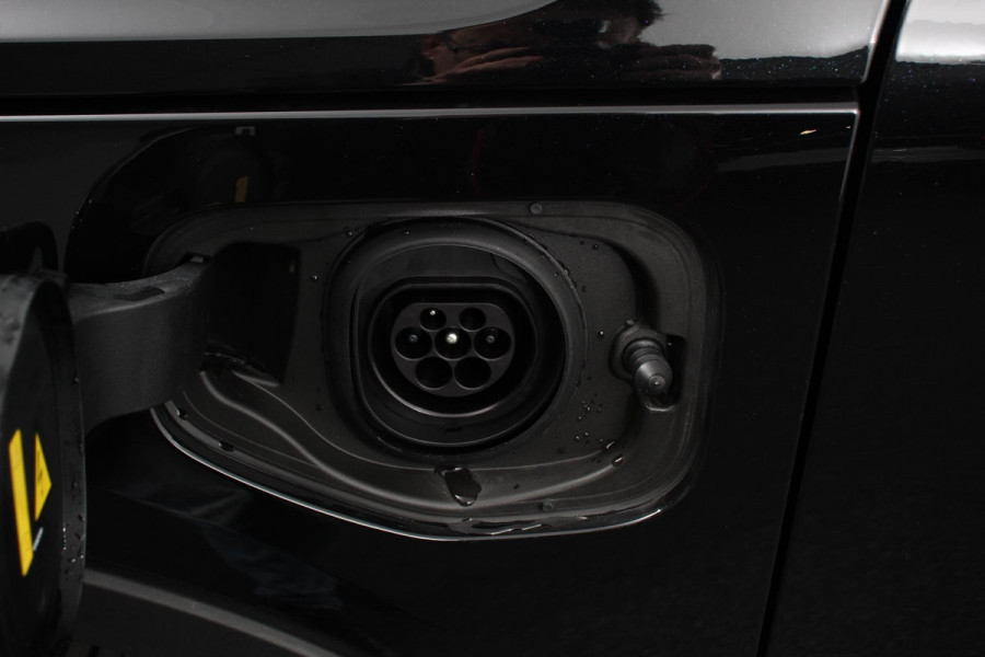 Volvo XC40 1.5 T5 Plug-in hybrid Ultimate Dark Electrisch Glazen Panorama dak Navigatie Dab Led Adaptive Cruise Control Camera Parkeer sensoren