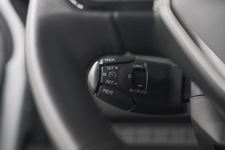 Peugeot 208 PureTech 100 Allure | Apple Carplay | Parkeersensoren | Climate Control