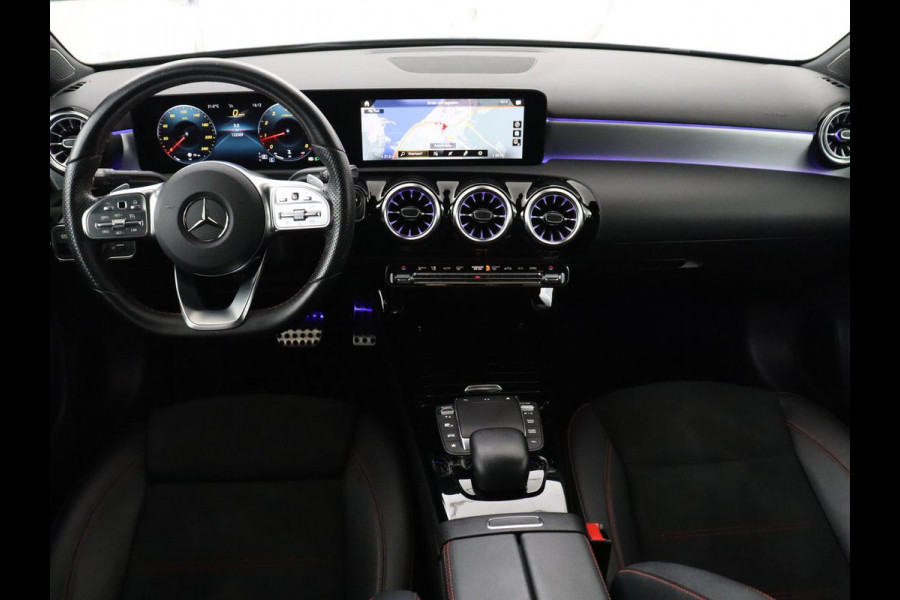 Mercedes-Benz A-Klasse 200 Business Solution AMG | Trekhaak | Pano. Dak | Camera | Stoelverwarming | Sfeerverlichting | Apple Carplay |