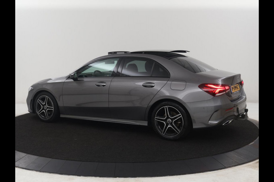 Mercedes-Benz A-Klasse 200 Business Solution AMG | Trekhaak | Pano. Dak | Camera | Stoelverwarming | Sfeerverlichting | Apple Carplay |