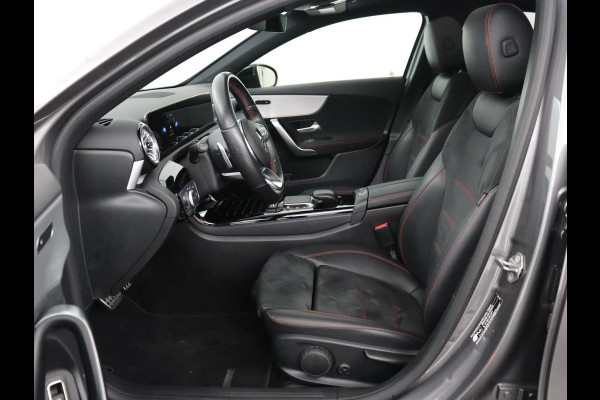 Mercedes-Benz A-Klasse 200 Business Solution AMG | Trekhaak | Pano. Dak | Camera | Stoelverwarming | Sfeerverlichting | Apple Carplay |