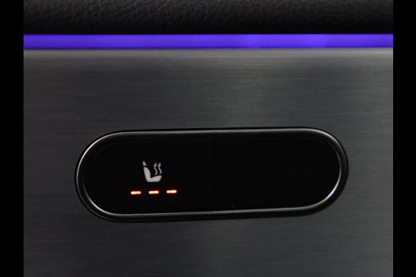 Mercedes-Benz A-Klasse 200 Business Solution AMG | Trekhaak | Pano. Dak | Camera | Stoelverwarming | Sfeerverlichting | Apple Carplay |