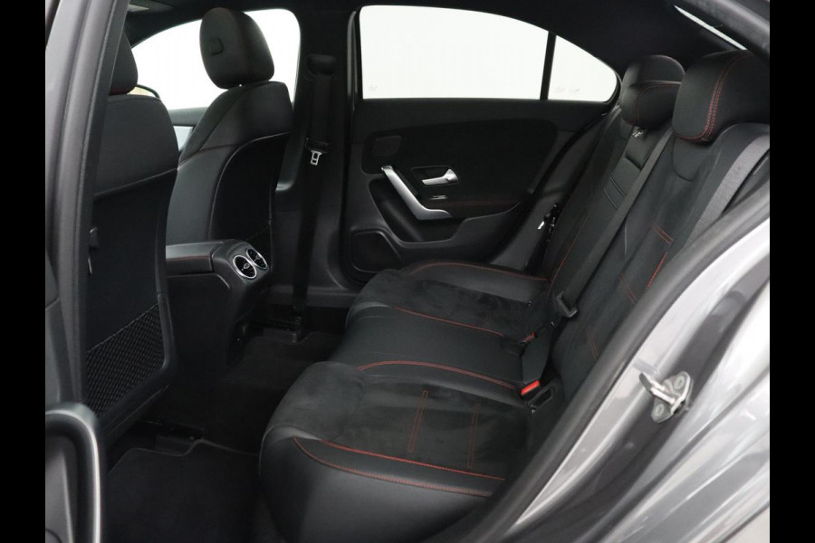 Mercedes-Benz A-Klasse 200 Business Solution AMG | Trekhaak | Pano. Dak | Camera | Stoelverwarming | Sfeerverlichting | Apple Carplay |
