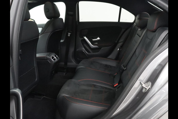 Mercedes-Benz A-Klasse 200 Business Solution AMG | Trekhaak | Pano. Dak | Camera | Stoelverwarming | Sfeerverlichting | Apple Carplay |