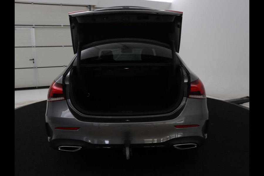 Mercedes-Benz A-Klasse 200 Business Solution AMG | Trekhaak | Pano. Dak | Camera | Stoelverwarming | Sfeerverlichting | Apple Carplay |