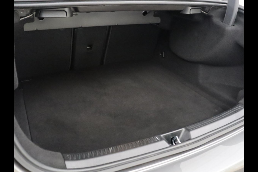 Mercedes-Benz A-Klasse 200 Business Solution AMG | Trekhaak | Pano. Dak | Camera | Stoelverwarming | Sfeerverlichting | Apple Carplay |