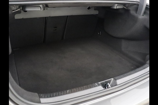 Mercedes-Benz A-Klasse 200 Business Solution AMG | Trekhaak | Pano. Dak | Camera | Stoelverwarming | Sfeerverlichting | Apple Carplay |