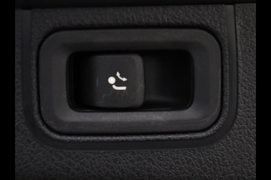 Mercedes-Benz A-Klasse 200 Business Solution AMG | Trekhaak | Pano. Dak | Camera | Stoelverwarming | Sfeerverlichting | Apple Carplay |