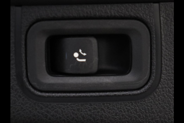 Mercedes-Benz A-Klasse 200 Business Solution AMG | Trekhaak | Pano. Dak | Camera | Stoelverwarming | Sfeerverlichting | Apple Carplay |
