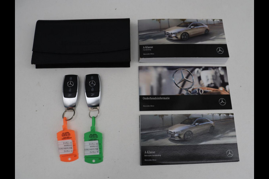 Mercedes-Benz A-Klasse 200 Business Solution AMG | Trekhaak | Pano. Dak | Camera | Stoelverwarming | Sfeerverlichting | Apple Carplay |