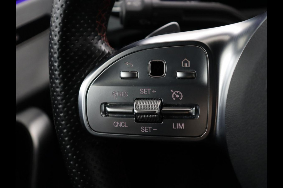 Mercedes-Benz A-Klasse 200 Business Solution AMG | Trekhaak | Pano. Dak | Camera | Stoelverwarming | Sfeerverlichting | Apple Carplay |
