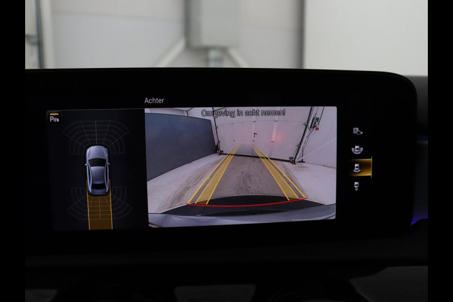 Mercedes-Benz A-Klasse 200 Business Solution AMG | Trekhaak | Pano. Dak | Camera | Stoelverwarming | Sfeerverlichting | Apple Carplay |