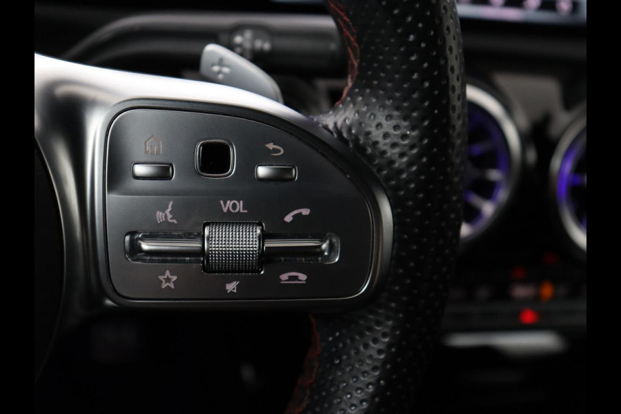 Mercedes-Benz A-Klasse 200 Business Solution AMG | Trekhaak | Pano. Dak | Camera | Stoelverwarming | Sfeerverlichting | Apple Carplay |