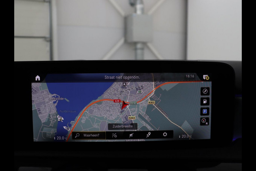 Mercedes-Benz A-Klasse 200 Business Solution AMG | Trekhaak | Pano. Dak | Camera | Stoelverwarming | Sfeerverlichting | Apple Carplay |