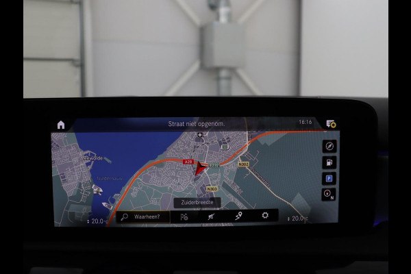 Mercedes-Benz A-Klasse 200 Business Solution AMG | Trekhaak | Pano. Dak | Camera | Stoelverwarming | Sfeerverlichting | Apple Carplay |