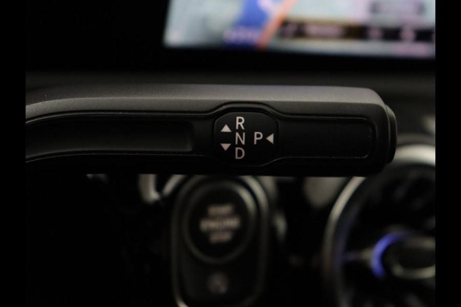 Mercedes-Benz A-Klasse 200 Business Solution AMG | Trekhaak | Pano. Dak | Camera | Stoelverwarming | Sfeerverlichting | Apple Carplay |