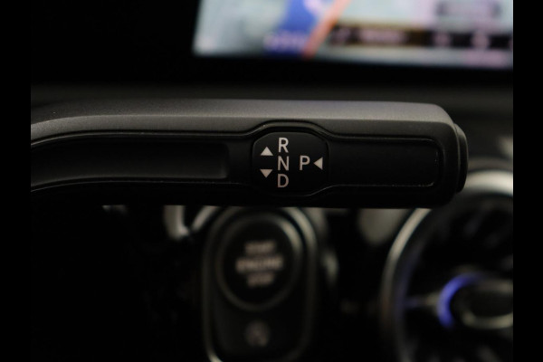 Mercedes-Benz A-Klasse 200 Business Solution AMG | Trekhaak | Pano. Dak | Camera | Stoelverwarming | Sfeerverlichting | Apple Carplay |