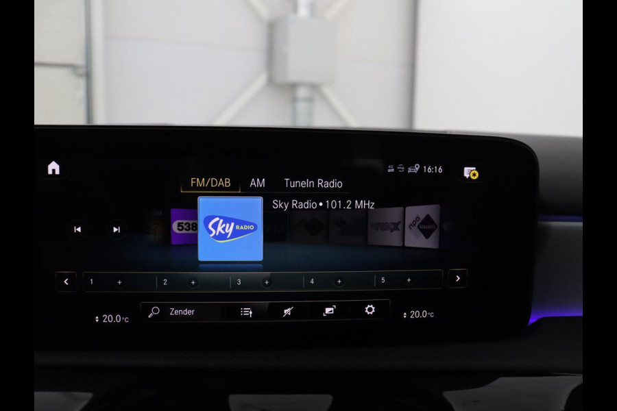 Mercedes-Benz A-Klasse 200 Business Solution AMG | Trekhaak | Pano. Dak | Camera | Stoelverwarming | Sfeerverlichting | Apple Carplay |