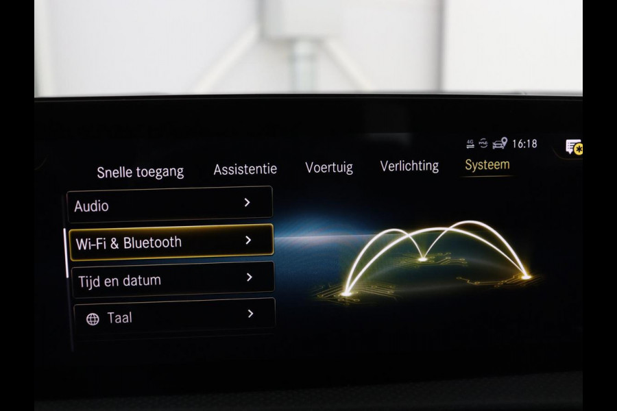 Mercedes-Benz A-Klasse 200 Business Solution AMG | Trekhaak | Pano. Dak | Camera | Stoelverwarming | Sfeerverlichting | Apple Carplay |