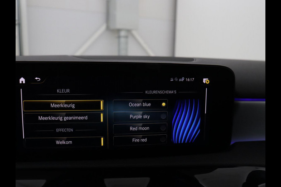 Mercedes-Benz A-Klasse 200 Business Solution AMG | Trekhaak | Pano. Dak | Camera | Stoelverwarming | Sfeerverlichting | Apple Carplay |