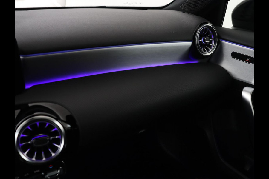 Mercedes-Benz A-Klasse 200 Business Solution AMG | Trekhaak | Pano. Dak | Camera | Stoelverwarming | Sfeerverlichting | Apple Carplay |