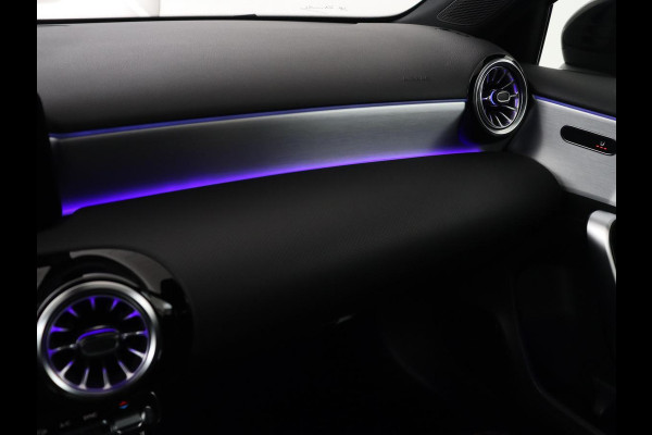 Mercedes-Benz A-Klasse 200 Business Solution AMG | Trekhaak | Pano. Dak | Camera | Stoelverwarming | Sfeerverlichting | Apple Carplay |