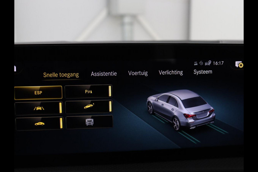 Mercedes-Benz A-Klasse 200 Business Solution AMG | Trekhaak | Pano. Dak | Camera | Stoelverwarming | Sfeerverlichting | Apple Carplay |