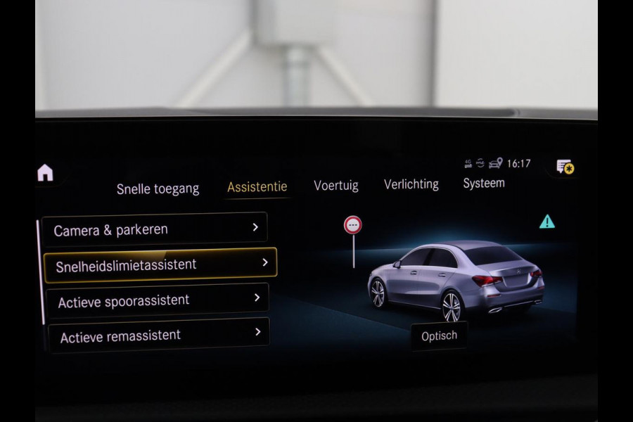 Mercedes-Benz A-Klasse 200 Business Solution AMG | Trekhaak | Pano. Dak | Camera | Stoelverwarming | Sfeerverlichting | Apple Carplay |