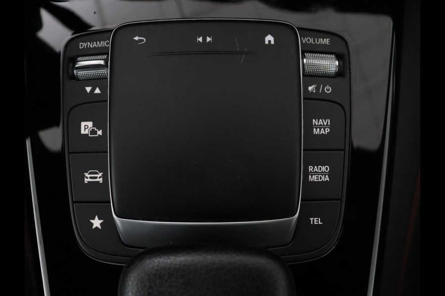 Mercedes-Benz A-Klasse 200 Business Solution AMG | Trekhaak | Pano. Dak | Camera | Stoelverwarming | Sfeerverlichting | Apple Carplay |