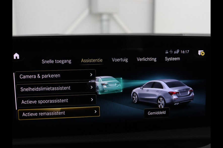 Mercedes-Benz A-Klasse 200 Business Solution AMG | Trekhaak | Pano. Dak | Camera | Stoelverwarming | Sfeerverlichting | Apple Carplay |