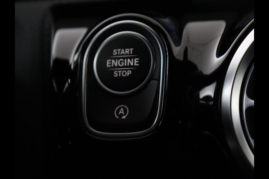 Mercedes-Benz A-Klasse 200 Business Solution AMG | Trekhaak | Pano. Dak | Camera | Stoelverwarming | Sfeerverlichting | Apple Carplay |