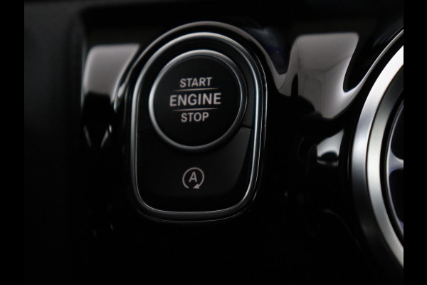 Mercedes-Benz A-Klasse 200 Business Solution AMG | Trekhaak | Pano. Dak | Camera | Stoelverwarming | Sfeerverlichting | Apple Carplay |