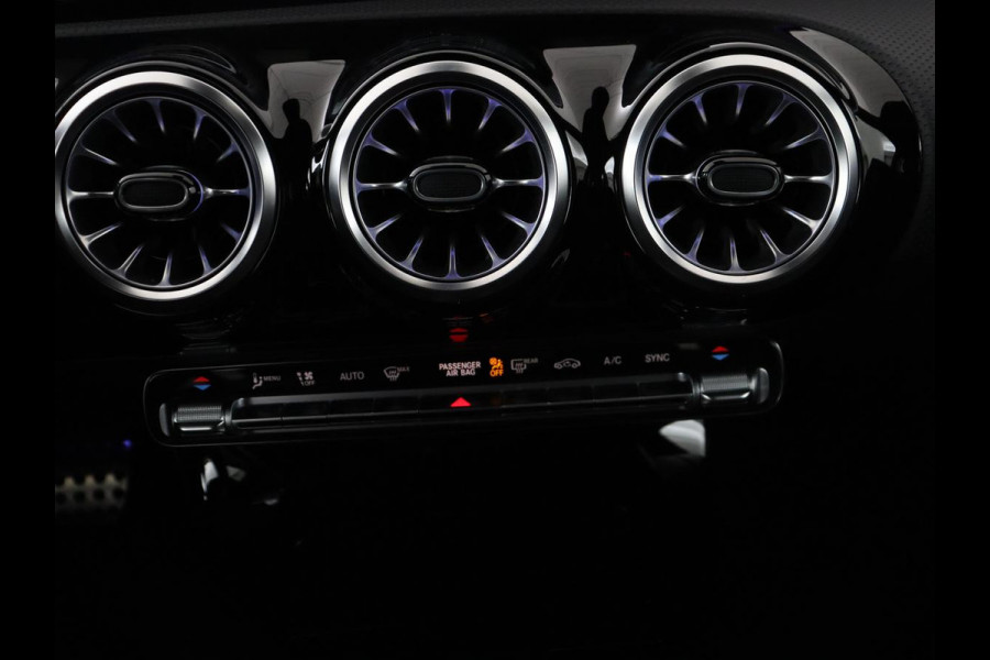 Mercedes-Benz A-Klasse 200 Business Solution AMG | Trekhaak | Pano. Dak | Camera | Stoelverwarming | Sfeerverlichting | Apple Carplay |